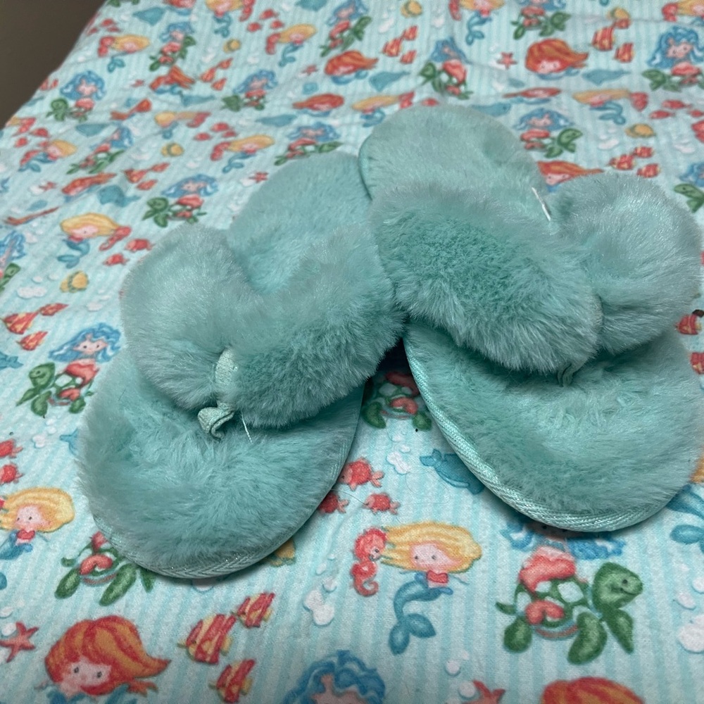 Cozy Womens Fuzzy Slippers - Tiffany blue